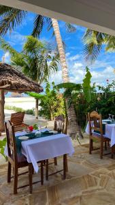 ห้องอาหารหรือที่รับประทานอาหารของ Karibu Beach Resort