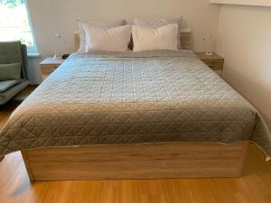 1 cama grande en un dormitorio con suelo de madera en Apartmaji Prʼ nas, en Laško