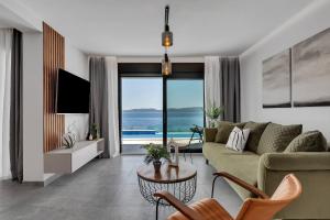 - un salon avec un canapé et une vue sur l'océan dans l'établissement Villa Plenus Smilje, à Pisak