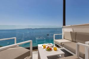 d'un balcon avec une table et une vue sur l'eau. dans l'établissement Villa Plenus Smilje, à Pisak