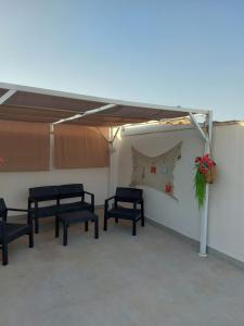 a group of benches sitting under a tent at Casa Narciso tra mare e canyon ad Avola in Avola
