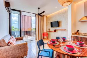 TV a/nebo společenská místnost v ubytování Chic Condotel with Roof Pool 10-Min Walk to Beach