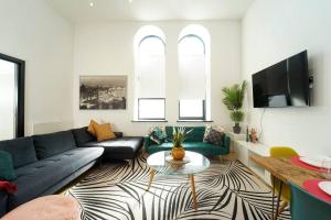 a living room with a couch and a table at Spacious 2 bedroom city centre apartment in Leeds