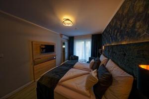 Hotel Dea في سولتو: غرفة نوم بسرير كبير في غرفة