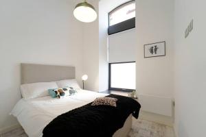 Postel nebo postele na pokoji v ubytování Spacious 2 bedroom city centre apartment