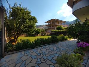 Gallery image of Cheerful 2 bedroom villa with free parking. in Gjirokastër