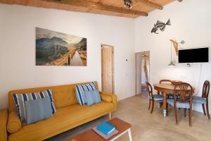 a living room with a couch and a table at Casa Frango in Moncarapacho