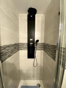 ein Bad mit Dusche und Telefon in der Unterkunft Appartement Vue Mer Grand Plage 4 pers in Le Barcarès