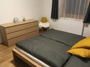 מיטה או מיטות בחדר ב-Apartmán u sjezdovky