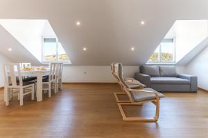 sala de estar con sofá y mesa en Vita Portucale ! Concept Apartment Campo Ourique en Lisboa