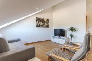 sala de estar con sofá y TV en Vita Portucale ! Concept Apartment Campo Ourique en Lisboa