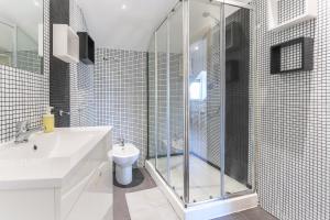 y baño con ducha, lavabo y aseo. en Vita Portucale ! Concept Apartment Campo Ourique en Lisboa