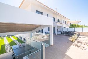 Un balcón de una casa con un patio acristalado en Atlantis Luxury Villa by Atlantic Places, en Albufeira