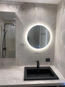 La salle de bains est pourvue d'un lavabo et d'un miroir. dans l'établissement Balcon du Mont Boron, à Nice