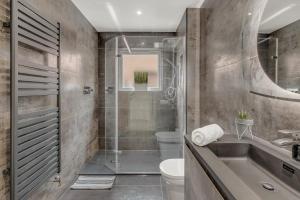 A bathroom at New Family & Contractor Home Lyhart Rd