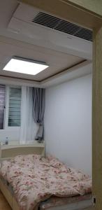 um quarto com uma cama num quarto com uma janela em Gyeongbokgung Palace Seochon Christian Home - Foreigner Only em Seul