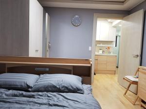 Un ou plusieurs lits dans un hébergement de l'établissement Gyeongbokgung Palace Seochon Christian Home - Foreigner Only