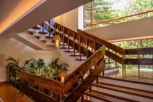 eine Treppe in einem Haus mit einem großen Fenster in der Unterkunft Hotel Boulevard Nairobi, City Centre CBD in Nairobi