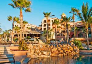 un complejo con una fuente y palmeras y un edificio en Suites at Hacienda Del Mar Resort Los Cabos, en Cabo San Lucas