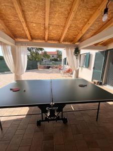 Stolní tenis v ubytování Holiday Home Calma nebo okolí