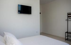 En eller flere senger på et rom på Sky Hotel