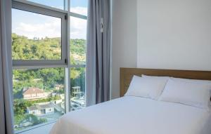 En eller flere senger på et rom på Sky Hotel