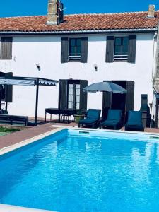 Bazén v ubytování Maison Spacieuse & Piscine nebo v jeho okolí