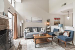 sala de estar con sofá y mesa en Modern Cozy Townhome, en Charlotte