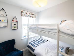 Tempat tidur susun dalam kamar di Blue Lobster Cottage