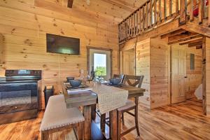 een eetkamer met een tafel en stoelen in een hut bij Peaceful Blanchardville Cabin on 35-Acre Farm 