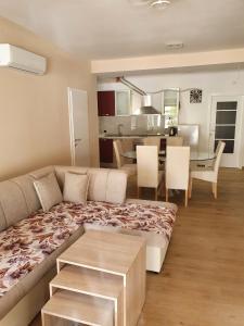 sala de estar con sofá y comedor en Apartments Joja, en Međugorje