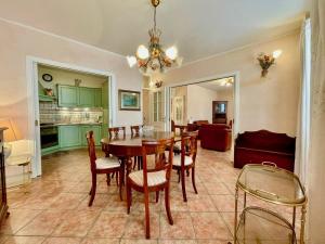 Un comedor y una sala de estar con mesa y sillas. en Casa di Maggio - by tourquoisevea, en Desenzano del Garda