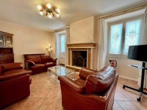 Una sala de estar con muebles de cuero y chimenea. en Casa di Maggio - by tourquoisevea, en Desenzano del Garda