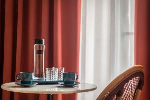 stół z ekspresem do kawy i 2 kubkami w obiekcie BYPILLOW Residence Abril w Sewilli
