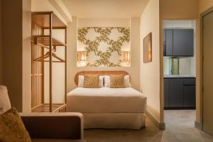 pokój hotelowy z łóżkiem i schodami w obiekcie BYPILLOW Residence Abril w Sewilli