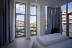 En eller flere senger på et rom på Sky Hotel
