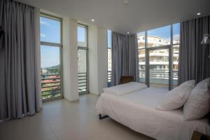 En eller flere senger på et rom på Sky Hotel