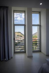 En eller flere senger på et rom på Sky Hotel