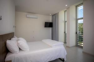 En eller flere senger på et rom på Sky Hotel