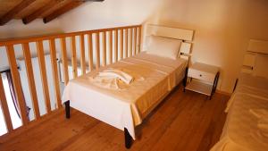 - une chambre avec un lit doté d'une couverture blanche dans l'établissement Karyada Hotel, à Çeşme 156 autres photos