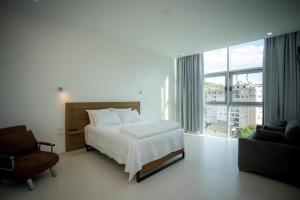 En eller flere senger på et rom på Sky Hotel
