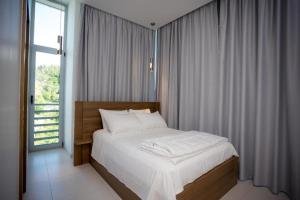 En eller flere senger på et rom på Sky Hotel