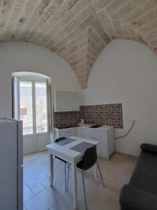 A kitchen or kitchenette at Le Piccole Case Bianche