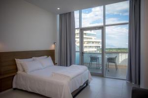 En eller flere senger på et rom på Sky Hotel