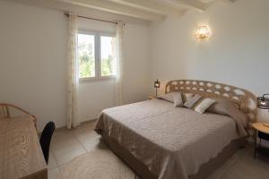 una camera da letto bianca con un letto e una finestra di Résidence Spelonca a Corbara Altre 248 foto