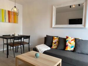 salon z kanapą i stołem w obiekcie Apartamento Agata 510 Excelente con vista al mar!!! w mieście Benalmádena