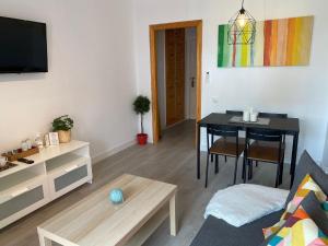 salon ze stołem i jadalnią w obiekcie Apartamento Agata 510 Excelente con vista al mar!!! w mieście Benalmádena