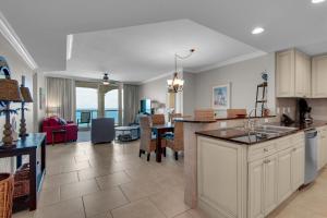 eine offene Küche und ein Wohnzimmer mit einem Esszimmer in der Unterkunft Portofino Tower 3-1808 Stunning Beachfront National Seashore Views in Pensacola Beach