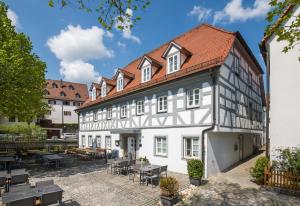 ein großes weißes Gebäude mit rotem Dach in der Unterkunft Hotel-Restaurant Heiligenstadter Hof in Heiligenstadt