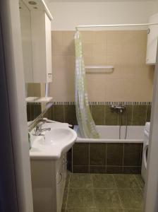 Kúpeľňa v ubytovaní Apartment Petar - 20 meters from the Beach